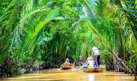 Boat cruise on the Tien River during the 2 or 3-day Mekong Delta tour