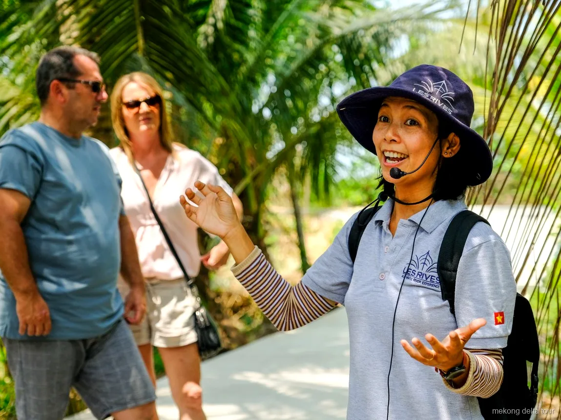 Déjeuner vietnamien préparé par un chef servi lors de l'excursion en bateau rapide dans le delta du Mékong