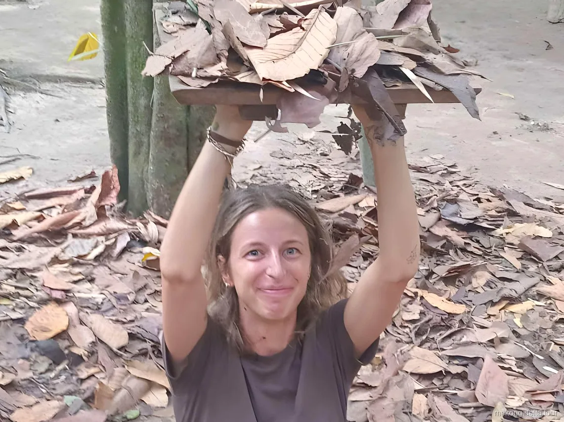 Atelier participatif de bonbons à la noix de coco lors de l'excursion combinée tunnels de Cu Chi et delta du Mékong