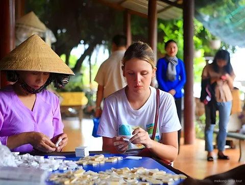 Atelier d'artisans laqueurs visité avant les tunnels de Cu Chi